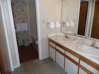 Regalia Hotel & Conference Center Village of Four Seasons Екстериор снимка